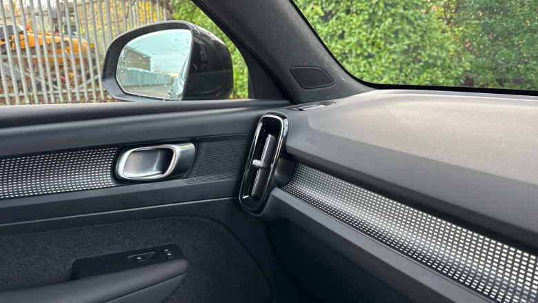 Volvo XC40 2.0 B3P Plus Dark 5dr Auto Petrol Estate